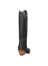 Bota vaquera negra femenina, con suela texturizada para mejor agarre, adecuada para uso diario o eventos especiales.