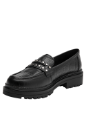 Elegante mocasín casual de cuero negro para mujer con suela gruesa dentada, ideal para uso urbano.