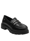 Mocasín negro de cuero para mujer con acabado tipo reptil y tira decorativa con tachas metálicas en la capellada.