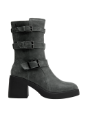 Bota de cuero gris para mujer, con detalles en correas y hebillas metálicas que complementan su estilo moderno.