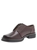 Elegante zapato de cuero café para mujer, estilo casual, con cierre moderno y costura visible alrededor.