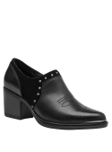 Zapato negro de cuero para mujer con tachas metálicas decorativas que añaden un toque moderno y elegante.