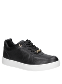 Zapatilla urbana negra de cuero para mujer, diseño minimalista, corte bajo, cordones planos y ojales metálicos.
