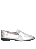 Mocasín de charol plata para mujer, diseño sobrio y elegante con lengüeta decorativa, perfecto para caminar cómodamente.
