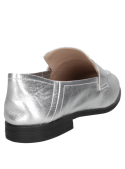 Calzado de cuero plata tipo mocasín para mujer, versátil para ocasiones casuales y formales, con suela discreta.