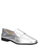 Zapato de mujer en color plata, tipo mocasín de charol, con lengüeta y tira decorativa, ideal para uso diario en la ciudad.