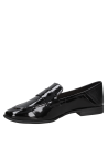Zapato de mujer en charol negro, con detalle de lengüeta y suela cómoda, versátil para caminar en entornos urbanos.