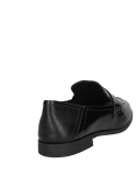 Mocasín de cuero negro para mujer, diseño sobrio con acabado texturizado, perfecto para ocasiones formales y casuales.