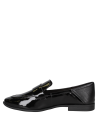Elegante zapato de charol negro para mujer, punta redondeada y suela plana, ideal para uso diario en la ciudad.