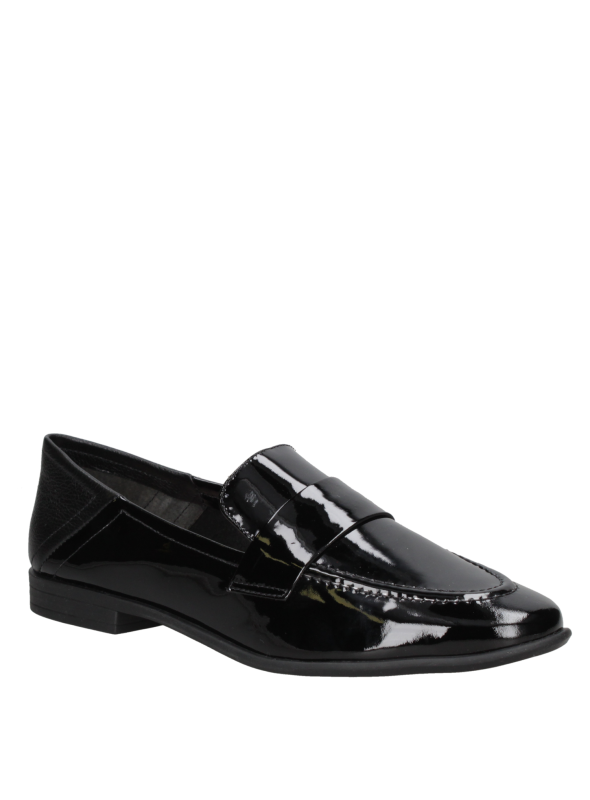 Zapato de mujer en color plata, tipo mocasín de charol, con lengüeta y tira decorativa, ideal para uso diario en la ciudad.
