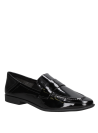 Zapato de cuero negro para mujer, estilo mocasín clásico sin cordones, con lengüeta y tira decorativa.