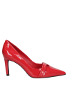 Calzado de taco alto en cuero rojo charol, diseño estilizado y moderno, ideal para eventos formales nocturnos.