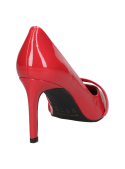 Zapato de charol rojo para mujer, elegante y sofisticado, con punta afilada y correa decorativa en el empeine.