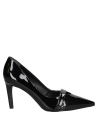 Zapato de cuero negro de charol para mujer, con diseño moderno y sofisticado, destacado por su punta afilada.