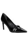 Elegante zapato de charol negro para mujer, con taco alto y acabado brillante, perfecto para ocasiones nocturnas.