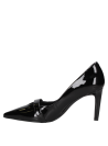 Calzado de vestir en charol negro para mujer, con taco medio-alto y correa decorativa en el empeine.