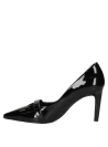 Calzado de vestir en charol negro para mujer, con taco medio-alto y correa decorativa en el empeine.