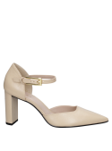 Zapato casual beige de cuero para mujer, con taco alto y hebilla en el tobillo, perfecto para ocasiones semi-formales.