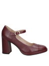 Zapato clásico de cuero burdeos para mujer, con ajuste seguro gracias a la tira cruzada y detalle brillante en la punta.