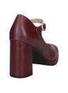 Calzado burdeos de cuero para mujer, estilo sofisticado con hebilla en el empeine y taco alto para estabilidad.
