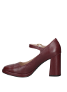 Zapato de cuero burdeos para mujer, diseño cerrado con taco cuadrado, mezcla de texturas lisas y brillantes.
