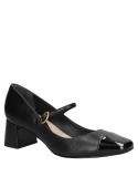 Cuero negro con textura visible en zapato casual Mary Jane para mujer, correa ajustable y taco cómodo.