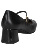 Zapato clásico negro de cuero para mujer con puntera redondeada, combina sofisticación y confort en los dedos.