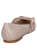 Zapato tipo ballerina rosado, cuero liso con punta redondeada y detalle de correa con hebillas para ajuste.