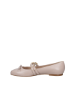 Zapato rosado de cuero, modelo ballerina sin tacón, elegante y práctico para actividades cotidianas.