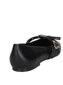 Calzado tipo ballerina de cuero negro para mujer, diseño elegante con punta redondeada y detalle de correa.