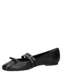 Zapato ballerina negro de cuero para mujer, diseño casual con correa decorativa y hebillas sobre el empeine.