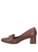 calzado de cuero café para mujer estilo mocasín con adorno metálico, ofreciendo comodidad y elegancia en cada paso.