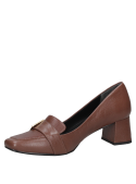 Zapato de cuero café para mujer, taco bajo cuadrado, textura granulada, punta cuadrada. Ideal para eventos formales.