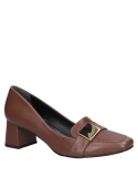Zapato casual de cuero café para mujer, estilo mocasín con adorno metálico, ideal para uso diario.