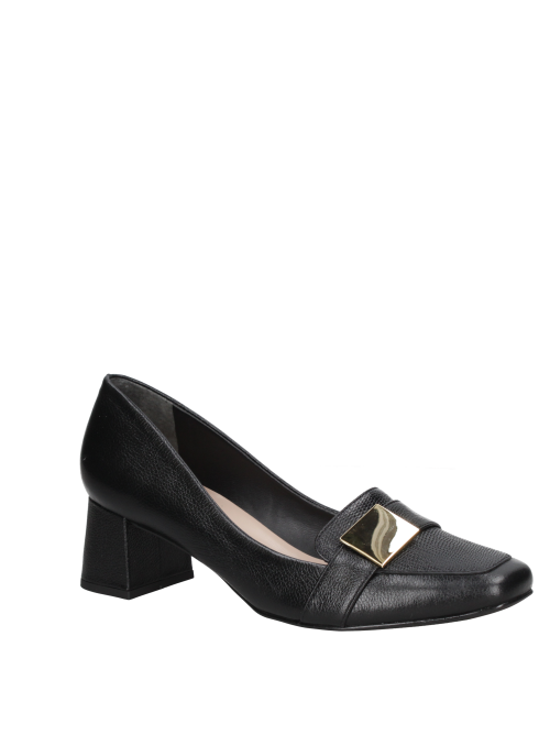 Calzado de mujer en cuero negro, estilo mocasín con adorno metálico, versátil para eventos formales y casuales.