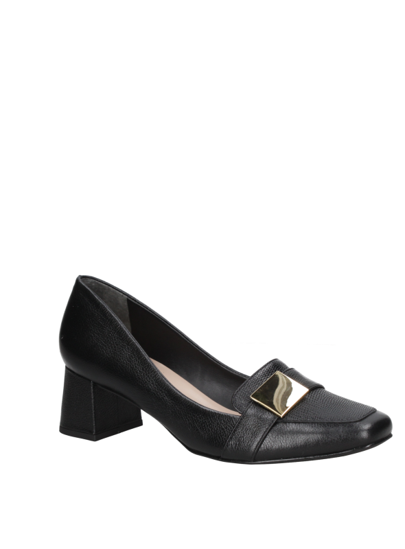 Zapato casual de cuero café para mujer, estilo mocasín con adorno metálico, ideal para uso diario.