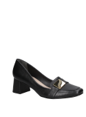 Calzado de mujer en cuero negro, estilo mocasín con adorno metálico, versátil para eventos formales y casuales.