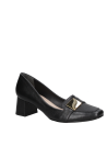 Calzado de mujer en cuero negro, estilo mocasín con adorno metálico, versátil para eventos formales y casuales.