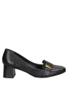Zapato casual de cuero negro con taco bajo y cuadrado, diseño clásico con textura granulada para un look elegante.