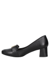 Calzado casual de cuero negro con textura granulada y punta ligeramente cuadrada, ideal para ocasiones formales y casuales.