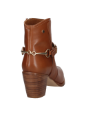 Botín de cuero camel, estilo casual con detalles modernos como hebilla lateral, perfecto para diversas ocasiones.