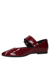 Calzado de cuero burdeos estilo charol para mujer, ideal para un look casual, con punta redonda y acabado brillante.