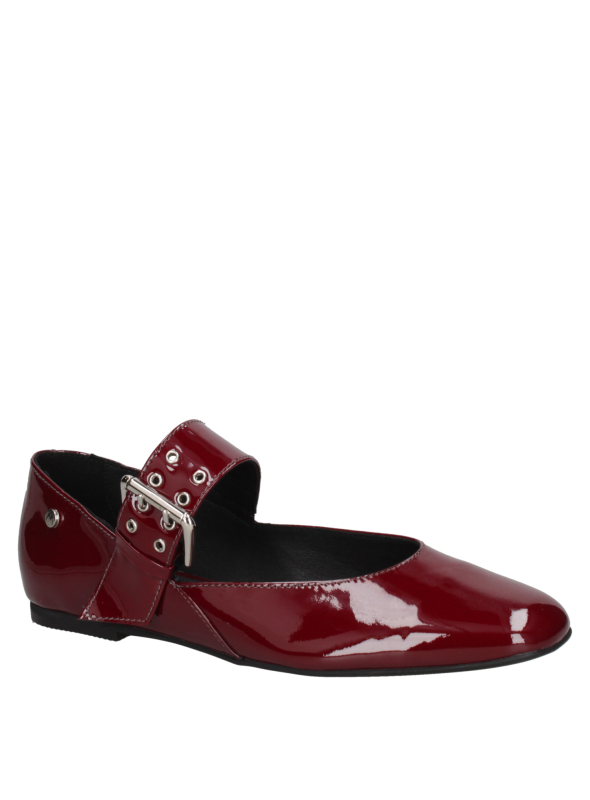 Zapato de charol burdeos para mujer con diseño tipo bailarina, correa ajustable y hebilla metálica sobre el empeine.