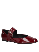Zapato de charol burdeos para mujer con diseño tipo bailarina, correa ajustable y hebilla metálica sobre el empeine.