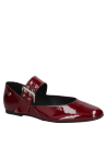 Zapato de charol burdeos para mujer con diseño tipo bailarina, correa ajustable y hebilla metálica sobre el empeine.