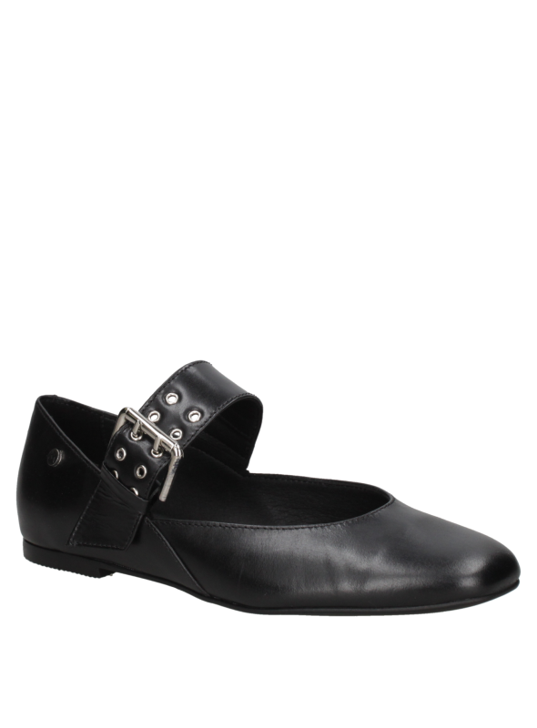 Zapato tipo bailarina de charol negro, diseño clásico con correa en el empeine, proporcionando estabilidad y confort.