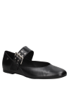 Zapato tipo bailarina de charol negro, diseño clásico con correa en el empeine, proporcionando estabilidad y confort.