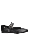 Modelo de zapato femenino en cuero negro, superficie brillante con hebilla ajustable, perfecto para un look moderno.