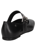 Elegante zapato de charol negro con ajuste cómodo, ideal para uso diario, destacando su correa ancha cruzada.