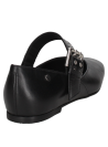 Elegante zapato de charol negro con ajuste cómodo, ideal para uso diario, destacando su correa ancha cruzada.